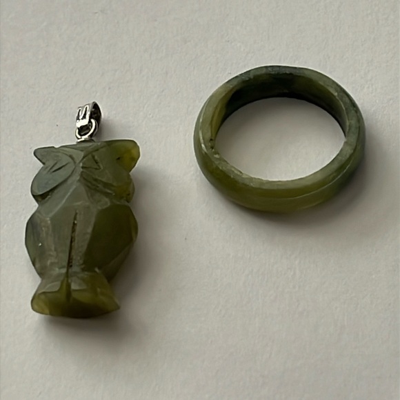 Vintage hand carved Jade owl pendant and ring set; ring is size 8 - Picture 1 of 9